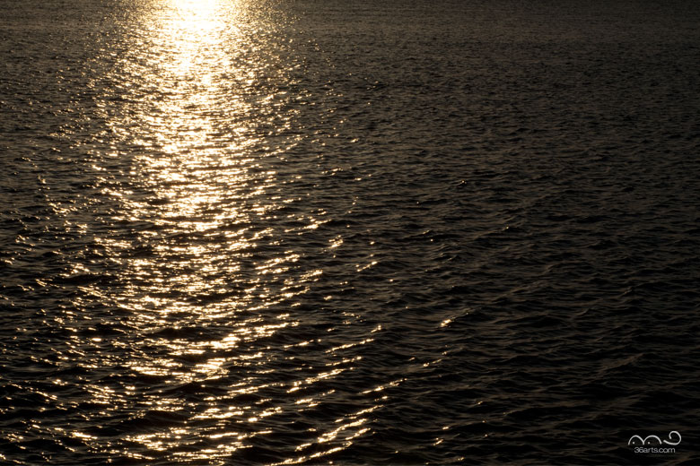 日本海に反射する夕日