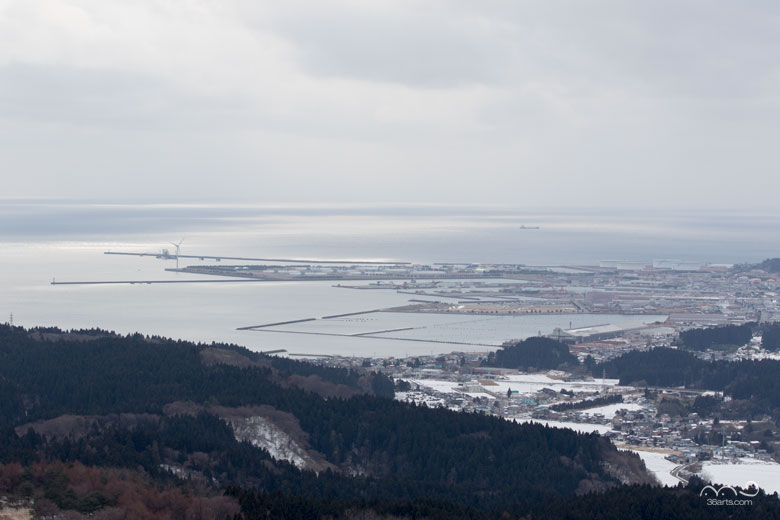 寒風山から見た冬の日本海と船川港