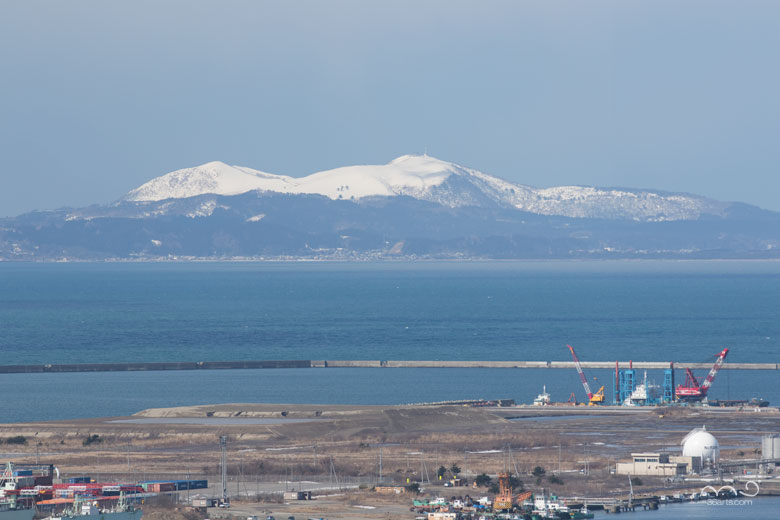 秋田市から見た冬の寒風山