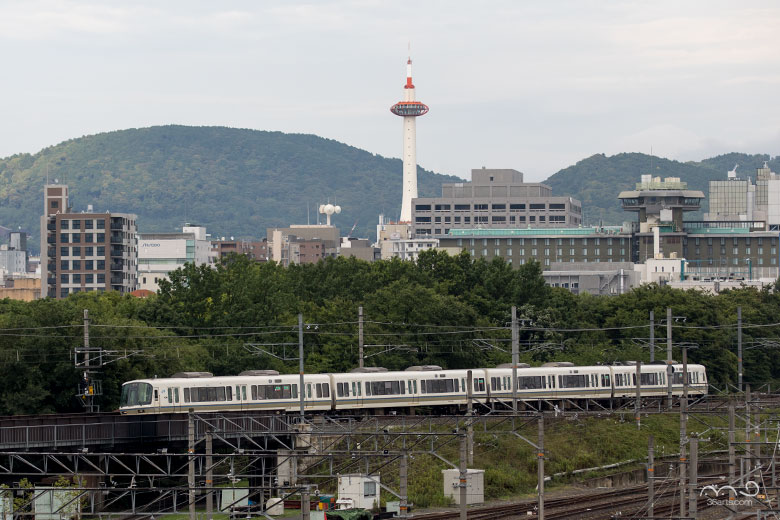 京都タワーとJR山陰本線