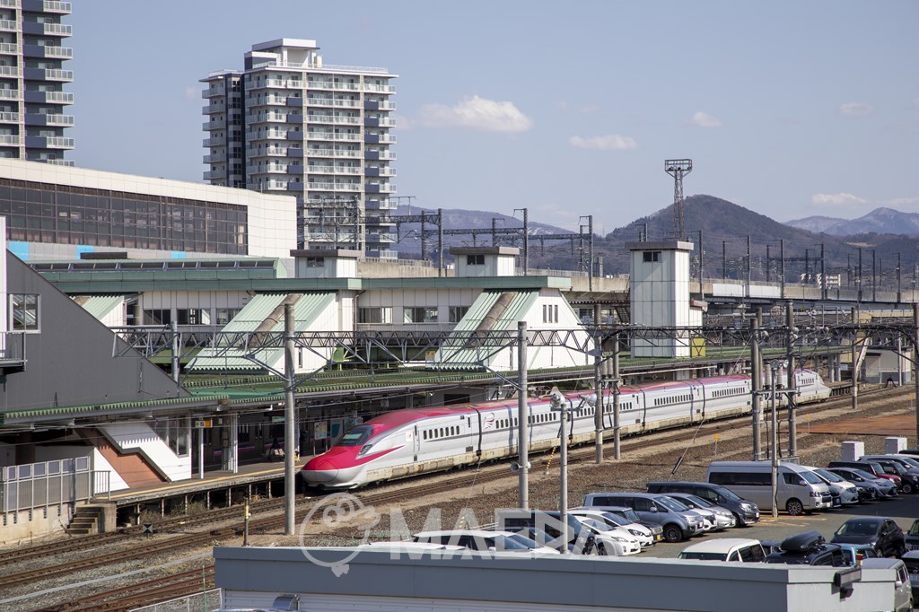 盛岡駅在来線ホームで発着する秋田新幹線