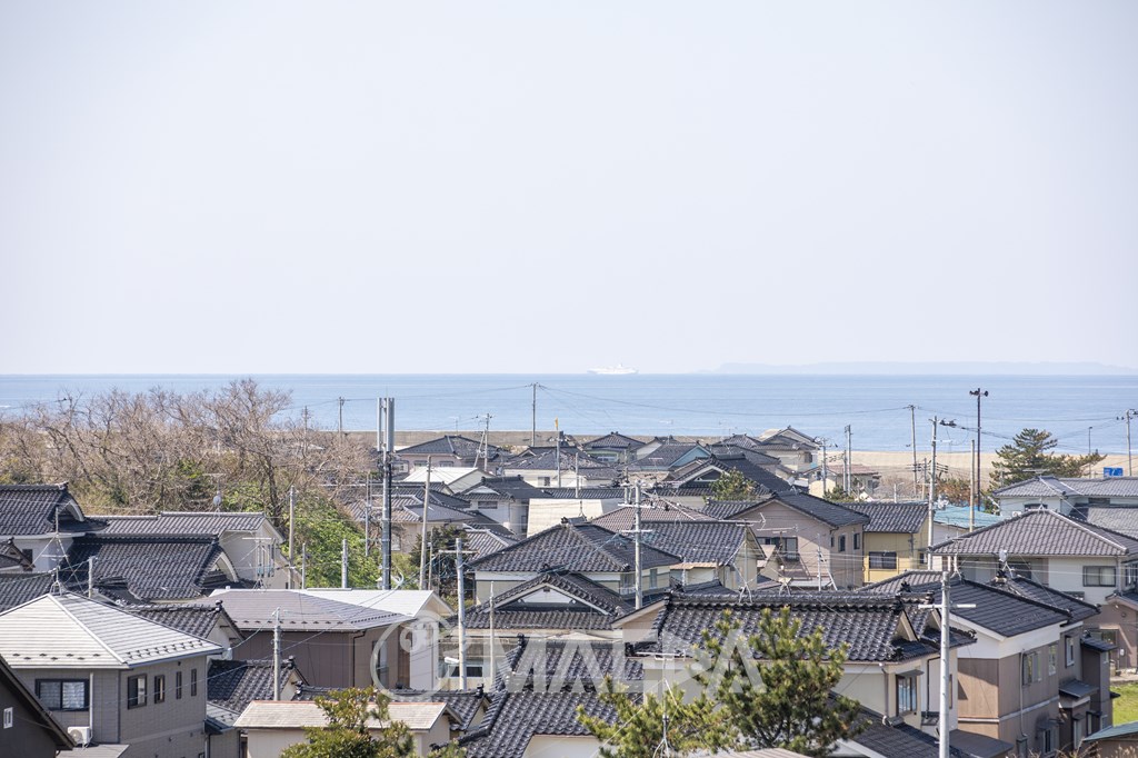 にかほ市街と日本海