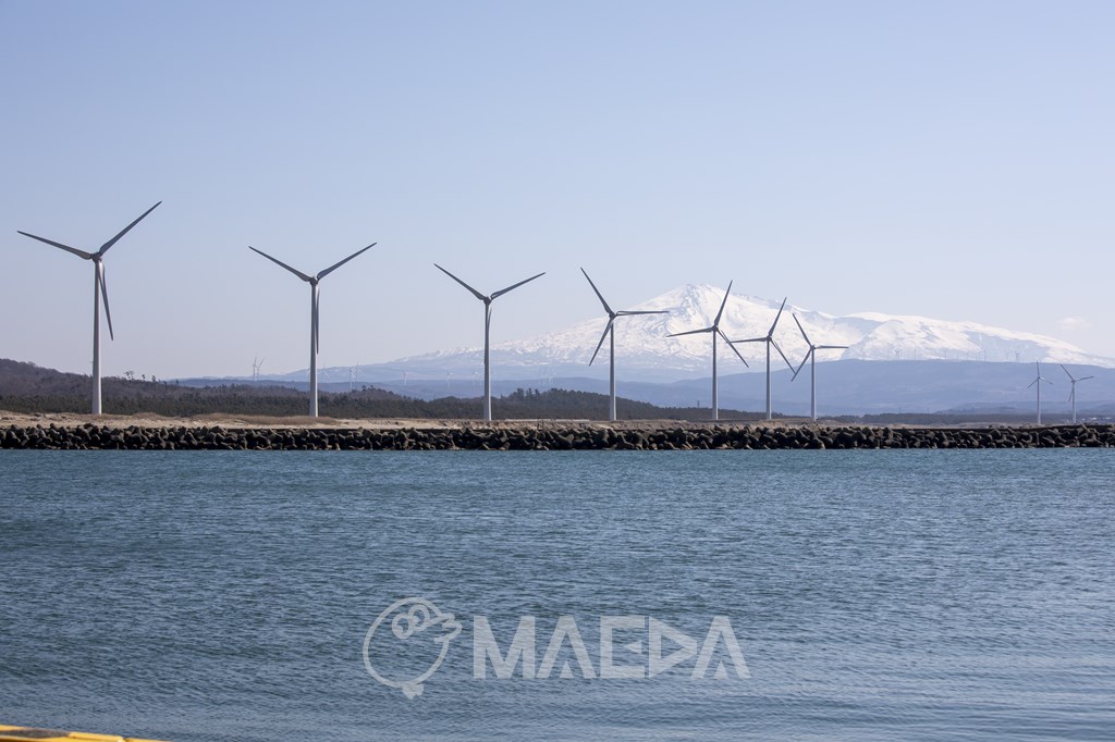 鳥海山と日本海と風力発電