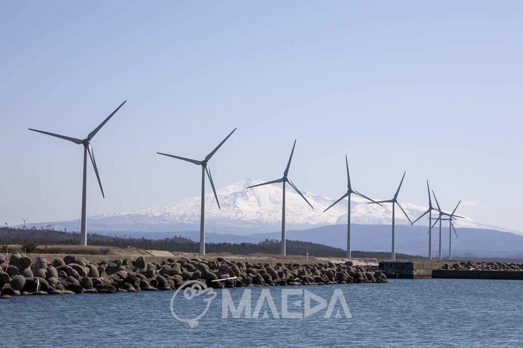 鳥海山と日本海と風力発電