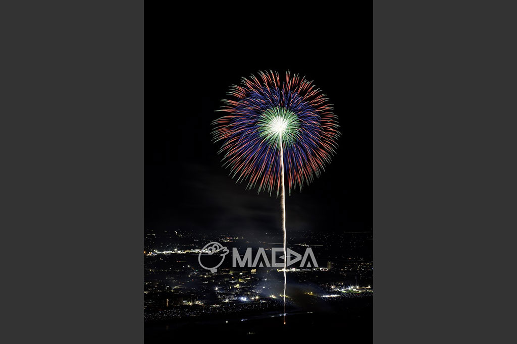 4昇曲導付三重芯変化菊-大曲の花火 第97回全国花火競技大会